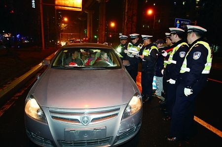 �������ϰ���һ��Ů�ӽ�����ѵ�܇�]��Ҏ(gu��)���Ғ�̖�ƣ������R��12�ֵ�̎�P��ӛ��