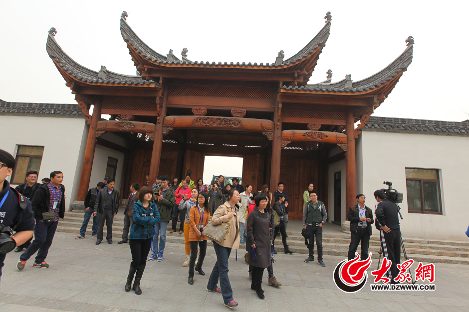 11��������õĻ��ɽ������ƓP(y��ng)�ĹŹ~���и��@�ζ�����L�F(tu��n)���M(j��n)�@��·����R���ϣ����o���⣬�@��߀չʾ�����ƴ󎟵�����ˇ�g(sh��)��Ʒ��Ѭ�գ��������B�������󱊾W(w��ng)ӛ�� ���L(zh��ng)�� �z