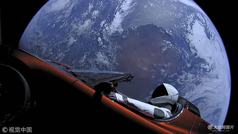 2018��2��8��Ӎ��SpaceX����ҕ�l�؈D�@ʾ���ǂb��(Starman)������˹����܇����(d��ng)?sh��)ؕr(sh��)�g2��6������(gu��)̫��̽�����g(sh��)��˾��SpaceX�������\(y��n)�d����������ͫC��ʷ�o(w��)ǰ����?c��i)y��һ�v��˹����܇�ɹ��l(f��)�����ա�