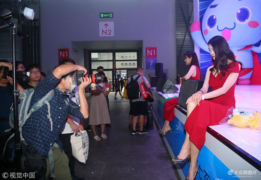 2018��8��3�գ���ʮ�����Ї����H���a���ӊʘ�չ�[��(ChinaJoy)���Ϻ��e�У�����չ����Ոչʾ�aƷ��ģ�؂��ɞ�չ����һ���n�����L������