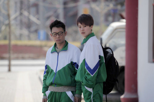 ���� ���g